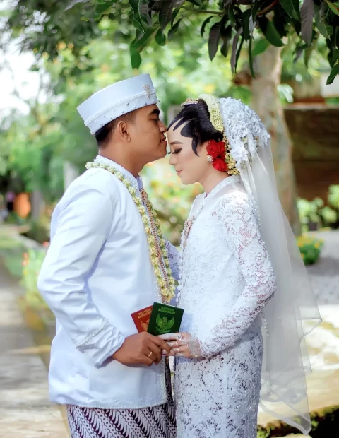 amazing-smiling-wedding-couple-wedding-day-bride-wedding-dress-indonesian-bride-beautiful-bride-beau