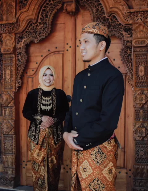 romantic-javanese-indonesian-wedding-couple